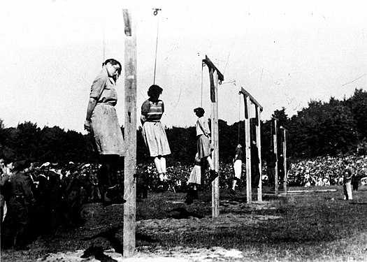Казнь надзирателей концентрационного лагеря Штуттгоф 4 июля 1946. Беккер третья слева.