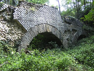 Opus reticulatum на акведуке Ромен дю Жир. Мост Жюре (фр. Le pont de Jurieux) в Сен-Морис-сюр-Даргуар[fr]