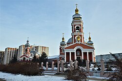 Православный храм в честь преподобного Серафима Саровского и церковь в честь иконы Божией Матери «Умиление». Вид со стороны улицы Юлиуса Фучика (декабрь 2018)