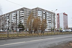 Первые дома по чётной стороне улицы Юлиуса Фучика: дом 2 (двухкорпусный) и дом 4 (крайний справа) (ноябрь 2018)