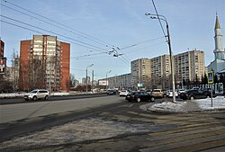 Улица Юлиуса Фучика на участке 10-го (справа) и 11-го (слева) микрорайонов Горок (декабрь 2018)