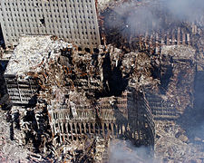 Обломки 1 WTC, 6 WTC и 7 WTC. Верайзон-билдинг — в верхнем левом углу изображения, виден урон, нанесенный внешним стенам