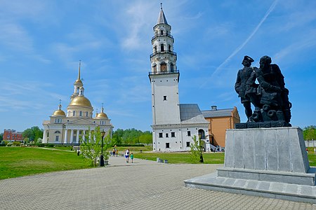 Преображенская церковь, башня и памятник Петру I и Н. Демидову