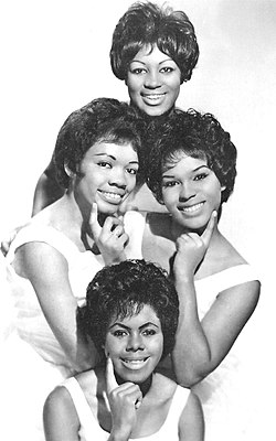 The Shirelles в 1963 году. Сверху по часовой стрелке: Микки Харрис, Ширли Оуэнс, Беверли Ли и Дорис Коли.