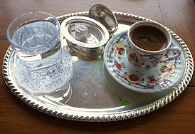Традиционная подача кофе по-турецки со стаканом холодной воды и рахат-лукумом