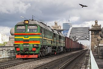 Грузовой поезд на Лужнецком мосту