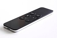 Apple TV Remote от Apple TV HD, похож на пульт первого поколения Apple TV 4K, но отсутствует белая каёмка у кнопки «Menu»