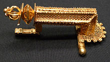 Золотая фибула (брошь) сложной конструкции с латинской надписью VTERE FELIX («используйте [это] с удачей»), конец III века н. э., из захоронения вандала Остропатаки