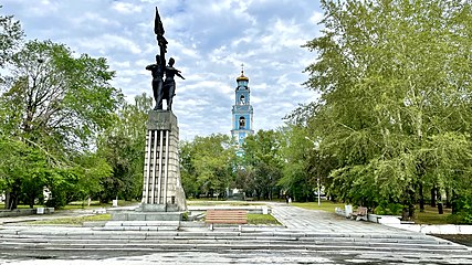 Памятник Комсомолу Урала на фоне Вознесенской церкви