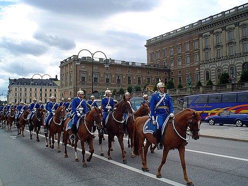 Королевские гвардейцы в Швеции перед Стокгольмским дворцом: у офицера (едет первым в колонне) хорошо виден горжет.