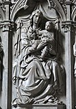 Мадонна с Младенцем. Деталь алтаря. 1422. Базилика Сан-Фредиано, Лукка