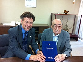 Х. Канаи (справа) и Д. Фельдман с каталогом аукциона коллекции Канаи, который состоялся в 1993 году[1]