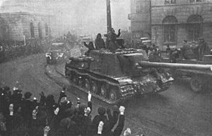Жители Лодзя приветствуют въезжающих в город танкистов Красной Армии
