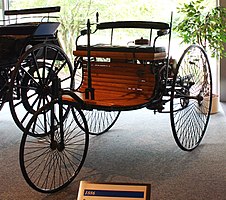 Автомобиль Бенца, 1885 год. Первый серийный автомобиль (трицикл) с бензиновым двигателем внутреннего сгорания.