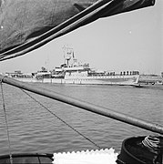 Hr. Ms. Van Speijk (F 805); Ден-Хелдер, 2 августа 1951 года. Вместо носовой и кормовой установок 2 × 3,7 cm SK C/30 установлены одноствольные зенитные установки (вероятно Bofors 40 mm L/60).