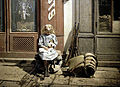 Девочка играет с куклой, Реймс, автохром 1917 г.