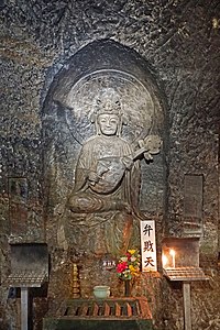 Скульптура Бэндзайтэн с бивой. Храм Хасэдэра[en], Камакура