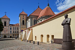 Костёл Святой Троицы. Памятник Мотеюсу Валанчюсу