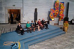 Церемония вручения Нобелевской премии мира 2010 года: пустое кресло на подиуме было зарезервировано для Лю Сяобо, который находился в тюрьме; китайские власти также не позволили его жене, Лю Ся, приехать в Осло на Нобелевскую церемонию, но вместо этого посадили её под домашний арест.[8]