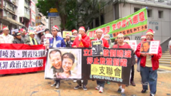 Граждане Гонконга на Рождественском параде требуют освобождения Лю Сяобо у стен Бюро по связям Госсовета КНР. Фото: 5 февраля 2017 года