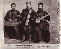 Армянский ашуг Дживани с каманом (в центре) — 1897 г.