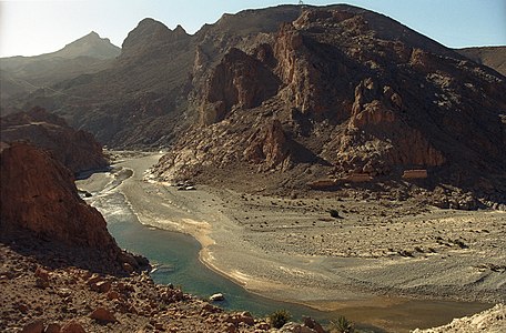 Река Зиз, стекающая в пустыню Сахара с гор Высокого Атласа