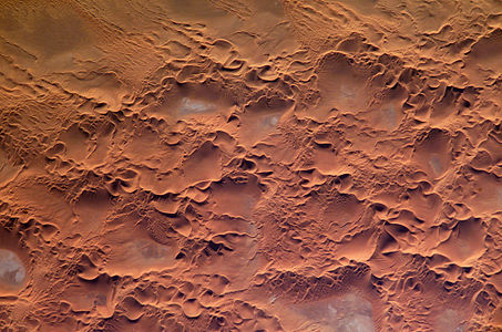 Спутниковый снимок эрга Иссауан, Алжир. Соль между дюн (бело-голубые участки) — от испарившейся дождевой воды.