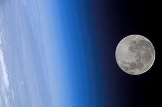 Луна с борта МКС 24 февраля 2005 года