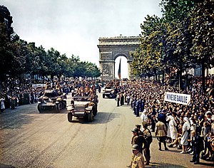 Парижане приветствуют французскую армию на Елисейских Полях (26 августа 1944 года)