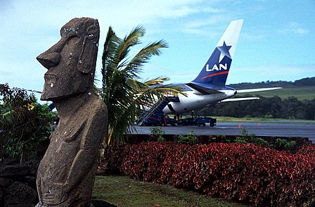 Самолёт LAN Airlines в аэропорту острова Пасхи
