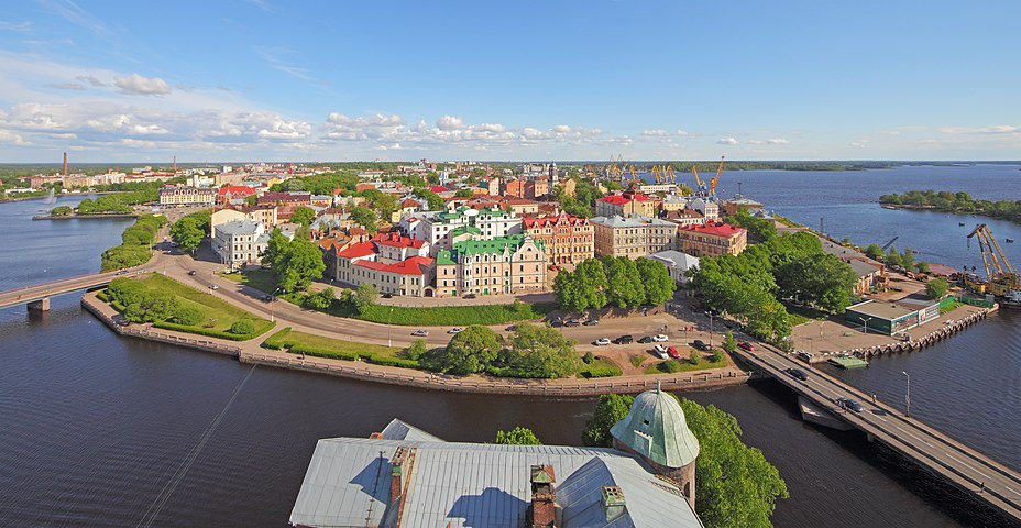 Вид на набережную 30-го Гвардейского Корпуса и центральную часть города с башни Св. Олафа Выборгского замка, 2012 год