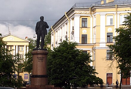 Памятник В. И. Ленину на Вокзальной площади (1957) скульптор М. Г. Манизер