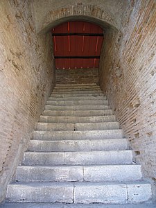 Травертиновая лестница на верхние этажи инсулы