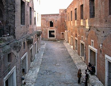 Инсулы на форуме Траяна с торговыми лавками на первом этаже, антресолями и квартирами выше. Рим