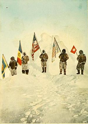 Отряд Пири на Северном полюсе, 6 апреля 1909 года Слева направо: Укеа, Ута, М. Хенсон, Эгингва, Сиглу Фото Р. Пири