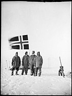 На Южном полюсе. Слева направо: Вистинг, Бьолан, Хассель, Амундсен