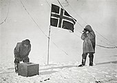 Хансен и Амундсен определяют точку Южного полюса с секстантом и искусственным горизонтом