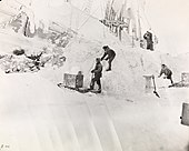 Команда «Фрама» освобождает корабль от торосов, март 1895 года