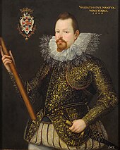 Artist’s representation of a man with pointed beard, heavy ruff collar and embroidered jacket, holding a staff in his right hand and a sword in his left. A badge or coat of arms is shown top left, and a legend: «Vincentius Dux Mantua, Mont Ferrat 1600» is visible top left.