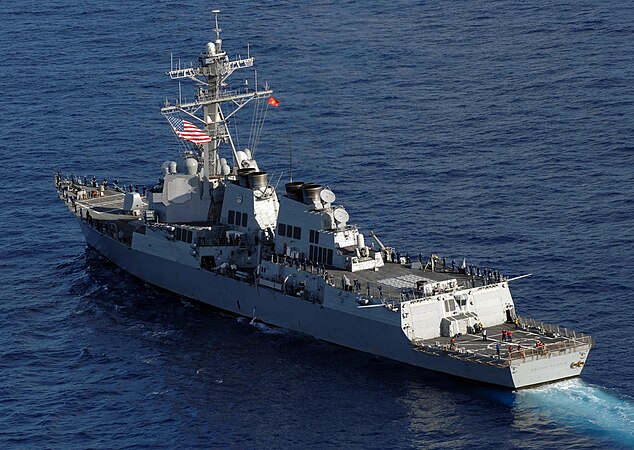 Эсминец USS Oscar Austin (DDG-79), 12 ноября 2007 года. На фотографии представлены (справа налево: расположение вертолётной площадки и ангаров, кормовой УВП Mark 41, кормового ЗАК Вулкан-Фаланкс, конструктивные особенности кормовой части надстройки эсминцев типа «Арли Берк» (технология «Стелс»).