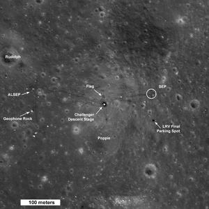 Место посадки «Аполлона-17», снятое КА LRO 14 августа 2011 года. В центре — посадочная ступень «Челленджера». Чуть севернее неё — флаг США. Слева — скала Geophone Rock. Севернее неё — приборы ALSEP. Справа — передатчик и антенна эксперимента по изучению электрических свойств поверхности (SEP). Южнее — «Ровер» на месте последней стоянки