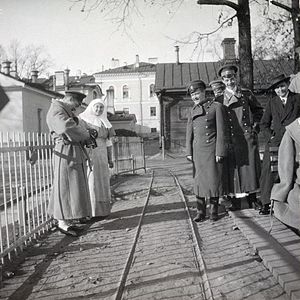 Во дворе госпиталя. Слева А. Вырубова, справа В. И. Гедройц.