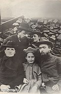 Семья Циолковских во время наводнения 1908 года. Фото К. Циолковского (автоспуск)