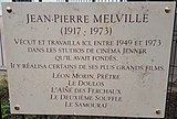 Мемориальная доска на улице, где находилась студия Мельвиля. Париж, улица Женнер.