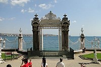 Восточные ворота дворца (на заднем плане Босфор)
