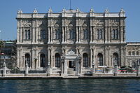 Вид на дворец со стороны пролива