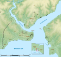Карта исторического полуострова Стамбула (внизу слева) с указанием расположения Золотого Рога и Сарайбурну (мыс Серальо) относительно пролива Босфор, а также исторически значимых мест (черный цвет) и различных примечательных районов
