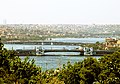 Взгляд вверх по течению от мыса Серальо в 2006 году. Мосты Галата, Ататюрка и Халич[en] видны от ближайшего к дальнему. Метромост Золотой Рог, расположенный в настоящее время между первыми двумя мостами, был закончен через восемь лет после этой фотографии, и поэтому его не видно.