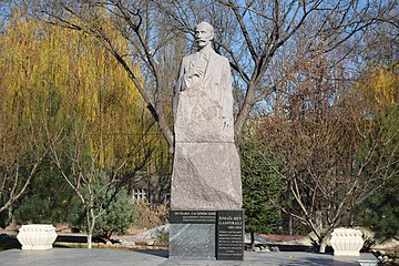 Памятник Исмаилу Гаспринскому в Симферополе на набережной р. Салгир (скульптор А. Алиев).  911710883860005