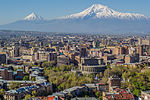 Центральная часть Еревана на фоне библейской горы Арарат